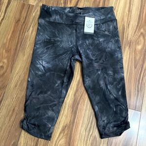 NWT Athletic Collection Cropped Yoga Pants, Size L